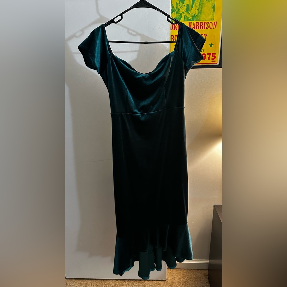 Lulu's Dark Green Velvet Midi Dress